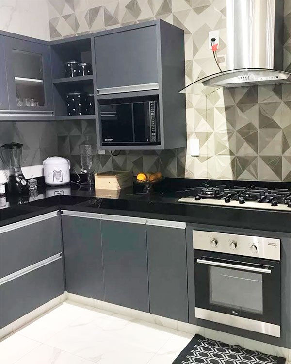 Cozinha planejada sob medida em casa moderna no bairro Morretes, Itapema SC, com design sofisticado