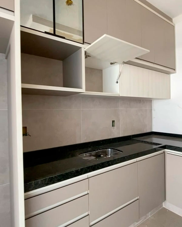 Cozinha planejada compacta e moderna em apartamento no bairro Meia Praia, Itapema SC, com armários sob medida e acabamento em laca