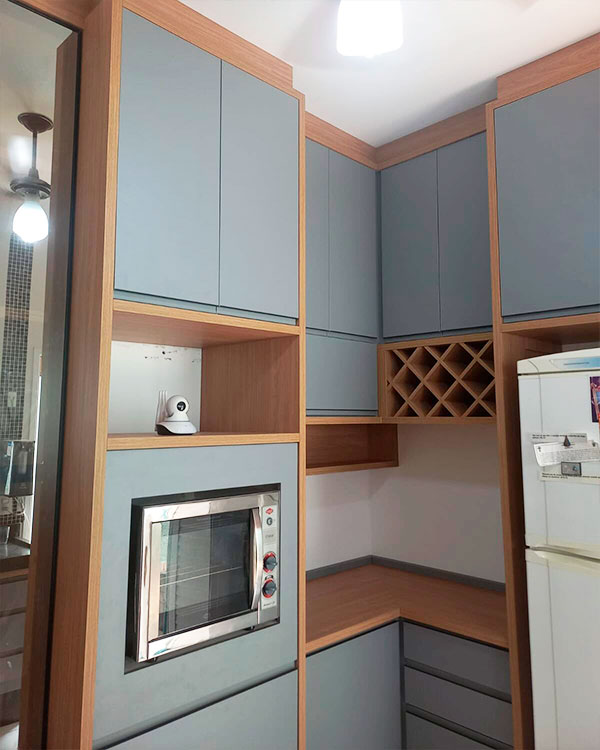 Cozinha planejada com ilha central em residência sofisticada em Porto Belo, próxima de Itapema SC