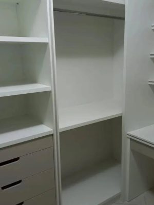 Ambiente elegante com móveis planejados, adaptados ao clima em Dourados, garantindo conforto e sofisticação.