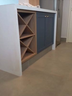 Ambiente elegante com móveis planejados, adaptados ao clima em Dourados, garantindo conforto e sofisticação.