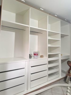 Ambiente elegante com móveis planejados, adaptados ao clima em Dourados, garantindo conforto e sofisticação.