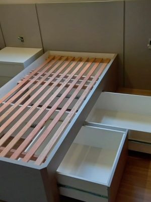 Ambiente elegante com móveis planejados, adaptados ao clima em Dourados, garantindo conforto e sofisticação.