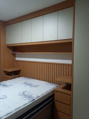 Ambiente elegante com móveis planejados, adaptados ao clima em Dourados, garantindo conforto e sofisticação.