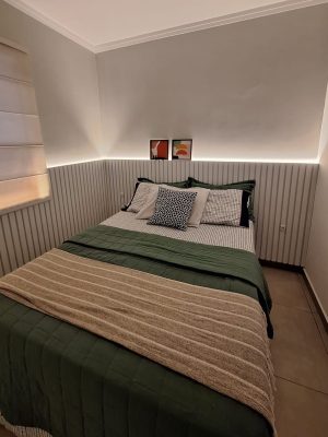 Ambiente elegante com móveis planejados, adaptados ao clima em Dourados, garantindo conforto e sofisticação.